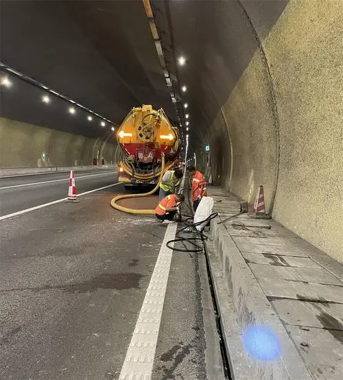 奉化隧道排水渠清淤